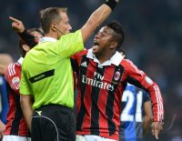 FUSSBALL International Serie A 2012/2013: Robinho (AC Mailand) und Schiedsrichter Valeri