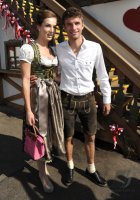 FUSSBALL 1. BUNDESLIGA: Thomas Mueller mit Frau Lisa (FC Bayern Muenchen)