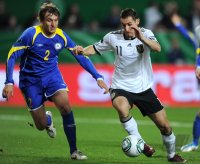 Fussball International EM 2012-Qualifikation: Vladislav Chernyshov (li, Kasachstan) gegen Miroslav KLOSE (re, Deutschland)
