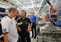 Fussball/Nationalspieler im Mercedes-Benz Motorenwerk