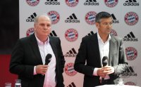 Fussball 1. Bundesliga : FCB Praesident Uli Hoeness, Vorstandsvorsitzender adidas AG Herbert Hainer (v. li.)