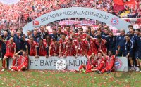 Fussball, 1. Bundesliga  Saison 16/17: Jubel FC Bayern Muenchen mit Schale