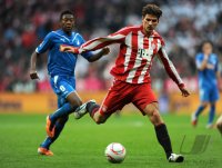 Fussball 1. Bundesliga : David Alaba (li, TSG 1899 Hoffenheim) gegen Mario Gomez (re, FC Bayern Muenchen)