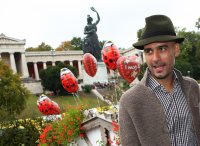 FUSSBALL 1. BUNDESLIGA 13/14:  Trainer Pep Guardiola mit Trachtenhut