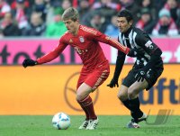 Fussball 1. Bundesliga, Saison 2011/2012:  Toni Kroos (li, FC Bayern Muenchen) gegen Stiven Rivic (1. FC Kaiserslautern)
