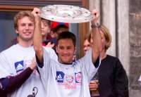 Fussball:  Michael Wiesinger (li, Torwart Stefan Wessels)  jubelt mit der Meisterschale