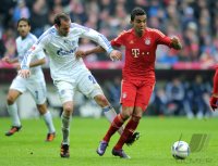 Fussball 1. Bundesliga, Saison 2011/2012: Christoph Metzelder (li, FC Schalke 04) gegen Luiz Gustavo (FC Bayern Muenchen)