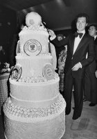 Fussball  Beckenbauer (Cosmos New York) mit riesen Torte