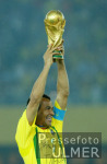 FUSSBALL Weltmeisterschaft  JUBEL;  Brasilien  Cafu mit WM-Pokal
