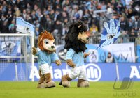 Fussball 2. Bundesliga: 1860 Loewen Maskottchen mit Fahne