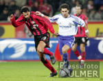 Fussball 1. Bundesliga: Leverkusen - Schalke, Zweikampf