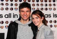 Fussball Saison 2010/2011: Thomas Mueller mit Frau Lisa (FC Bayern Muenchen)