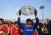 Fussball Jean-Marie Pfaff mit Meisterschale.