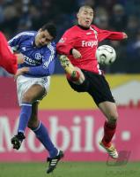 Fussball 1. Bundesliga: Schalke - Frankfurt, Zweikampf