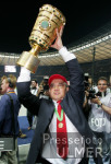 Fussball Pokal Finale: Schalke - Bayern, MAGATH jubelt mit Pokal