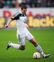 Fussball: 1. Bundesliga Saison 2010/2011: Wolfsburg, DZEKO am Ball