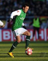 FUSSBALL, 1. BUNDESLIGA, 25. Spieltag: Bremen, OEZIL Einzelaktion