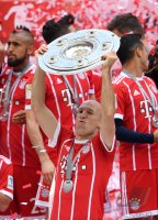 Fussball, 1. Bundesliga  Saison 16/17: Jubel FC Bayern Muenchen mit Schale