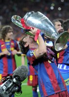 Fussball Champions League Finale 2011: Lionel Messi (Barca) jubelt mit dem POKAL