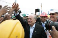 Fussball WM 2010  Blatter besucht Stadionbaustelle in Durban