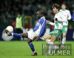 Fussball 1. Bundesliga: Bremen - Rostock, Zweikampf