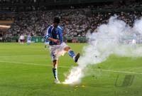 FUSSBALL INTERNATIONAL: Emir SPAHIC (Bosnien) loescht eine Rauchbombe