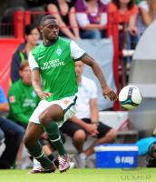 FUSSBALL, Bundesliga, SV Werder Bremen: SANOGO Einzelaktion