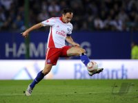 Fussball: 1. Bundesliga Saison 2010/2011: Hamburg, WESTERMANN am Ball