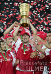 Fussball Pokal Finale: Schalke - Bayern, Bayern jubelt mit Pokal