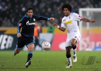 Fussball 1. Bundesliga:  Raul (li, FC Schalke 04) gegen Dante Bonfim (re, Borussia Moenchengladbach)