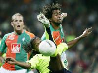 Fussball Champions League: Bremen - Barcelona, Zweikampf