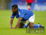 Fussball Bundesliga: Schalke, Mpenza am Boden