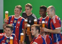 Fussball 1. Bundesliga 14/15: FC Bayern Muenchen Team mit Weissbier