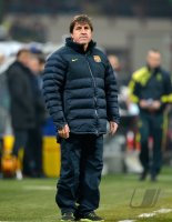 FUSSBALL INTERNATIONAL CHL ACHTELFINALE 12/13: Co Trainer  Jorge Roura Sola nachdenklich