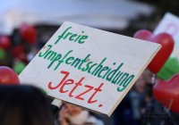 Kundgebung im Tuebinger Anlagenpark: 1200 Menschen demonstrierten gegen die einrichtungsbezogene Impfpflicht