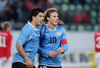 Fussball International:  Luis Suarez mit Diego Forlan (v.li., URU)