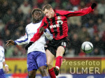 Fussball 1. Bundesliga: Leverkusen - Schalke, Zweikampf