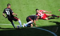 Fussball 1. Bundesliga : Renato Augusto (li, Bayer 04 Leverkusen) gegen Arturo Vidal (Mitte, Bayer 04 Leverkusen)  gegen Miroslav Klose (re, FC Bayern Muenchen)