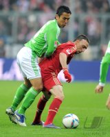Fussball 1. Bundesliga, Saison 2011/2012: Makoto Hasebe (li, VfL Wolfsburg) gegen Franck Ribery (FC Bayern Muenchen)