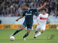 Fussball 1. Bundesliga : Joel Matip (li, FC Schalke 04) gegen Shinji Okazaki (re, VfB Stuttgart)