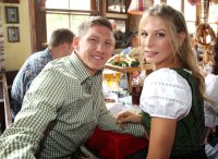 FUSSBALL 1. BUNDESLIGA:  Bastian Schweinsteiger mit seiner Freundin Sarah Brandner