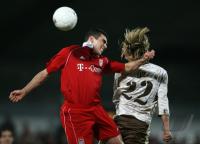 Fussball 1. Bundesliga: St. Pauli - Bayern, Zweikampf