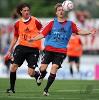 Fussball 1. Bundesliga: Deniz Mujic  gegen Marcel Holzmann (v. li., FC Bayern II)