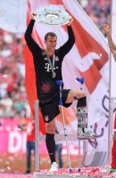 Fussball, 1. Bundesliga  Saison 16/17: Jubel FC Bayern Muenchen mit Schale
