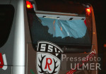 Fussball 2. Bundesliga: Koeln - Reutlingen, Zerschlagene Scheibe am Manschaftsbus