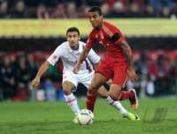 Fussball 1. Bundesliga, Saison 2011/2012: Akaki Gogia (li, FC Augsburg) gegen Luiz Gustavo (FC Bayern Muenchen)