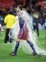 Fussball Champions League Finale 2011: Gerard Pique (Barca) schneidet das NETZ aus dem TOR
