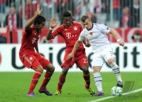 Fussball CHL  Saison 2011/2012:  Luiz Gustavo (li, FC Bayern Muenchen) gegen David Alaba (Mitte, FC Bayern Muenchen) gegen Xherdan Shaqiri (FC Basel)