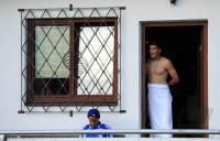 1. Fussball Bundesliga: Kyriakos Papadopoulos mit Badetuch, Jermaine Jones (v. re, Schalke)