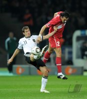 Fussball International EM 2012-Qualifikation: Miroslav KLOSE (li., Deutschland) gegen Servet Cetin (re, Tuerkei)